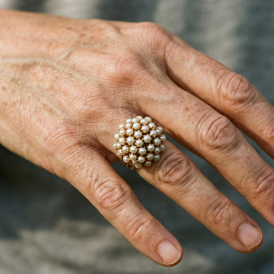 Prsten s perlovými výřezy